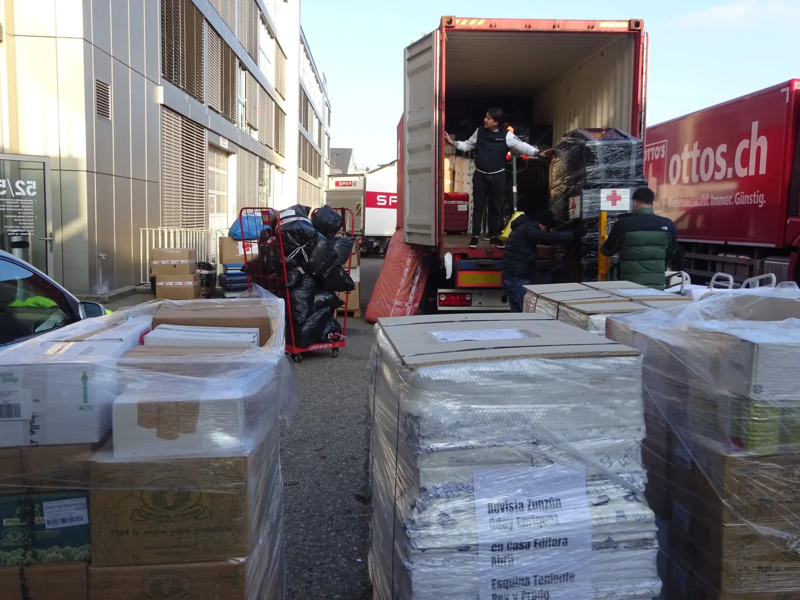 Carga del contenedor de ayuda para los damnificados del huracán Melissa en Zúrich